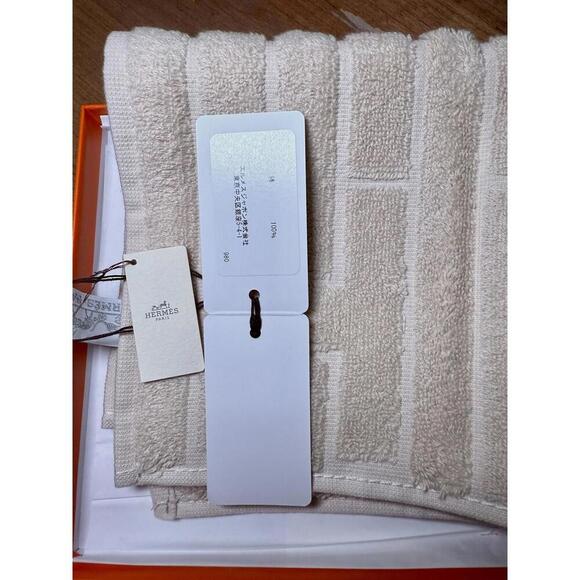New Hermès Luxury Beige Face Towel - Picture 3 of 3